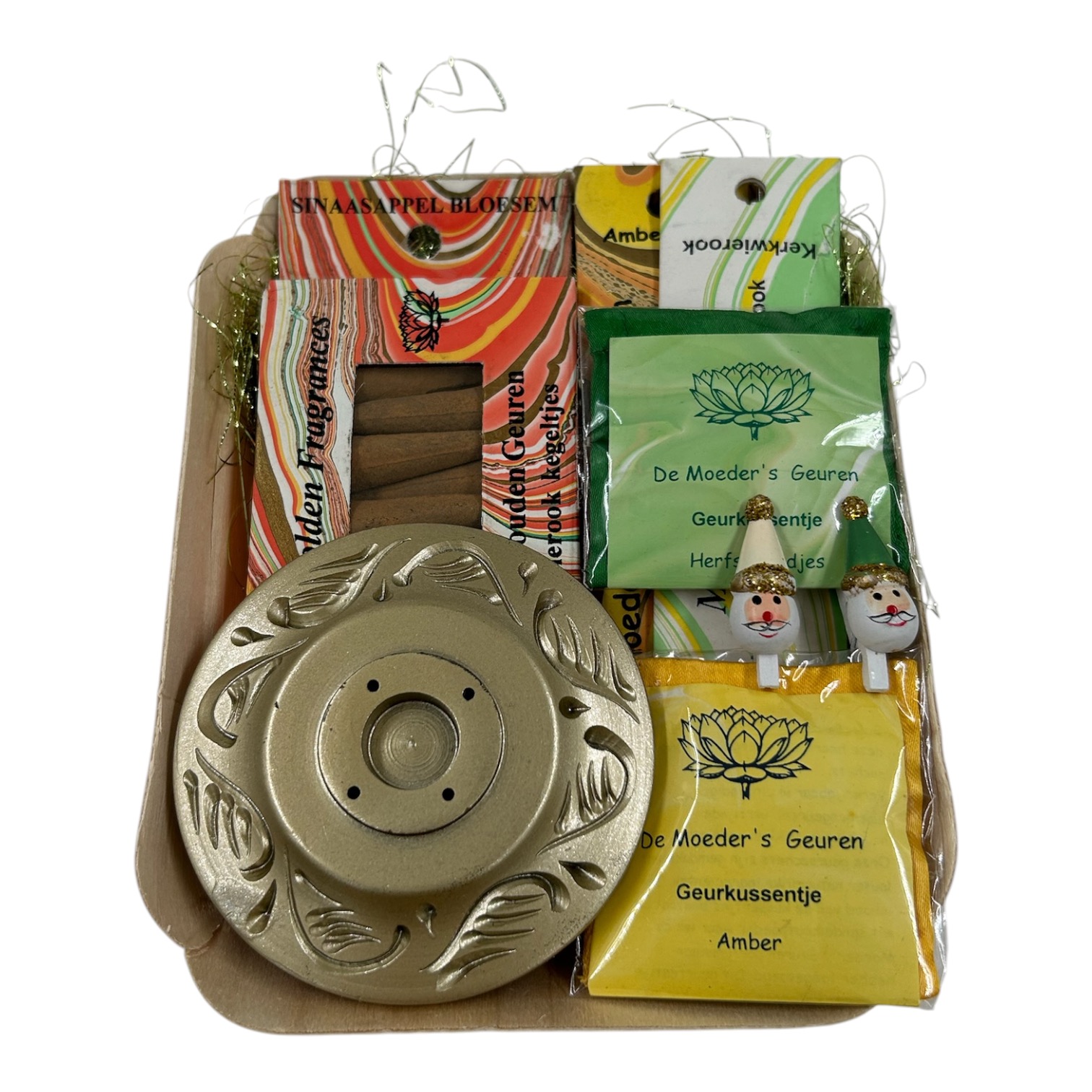 Kerstcadeau met wierookkegeltjes, houder, korte stokjes en geurkussentjes